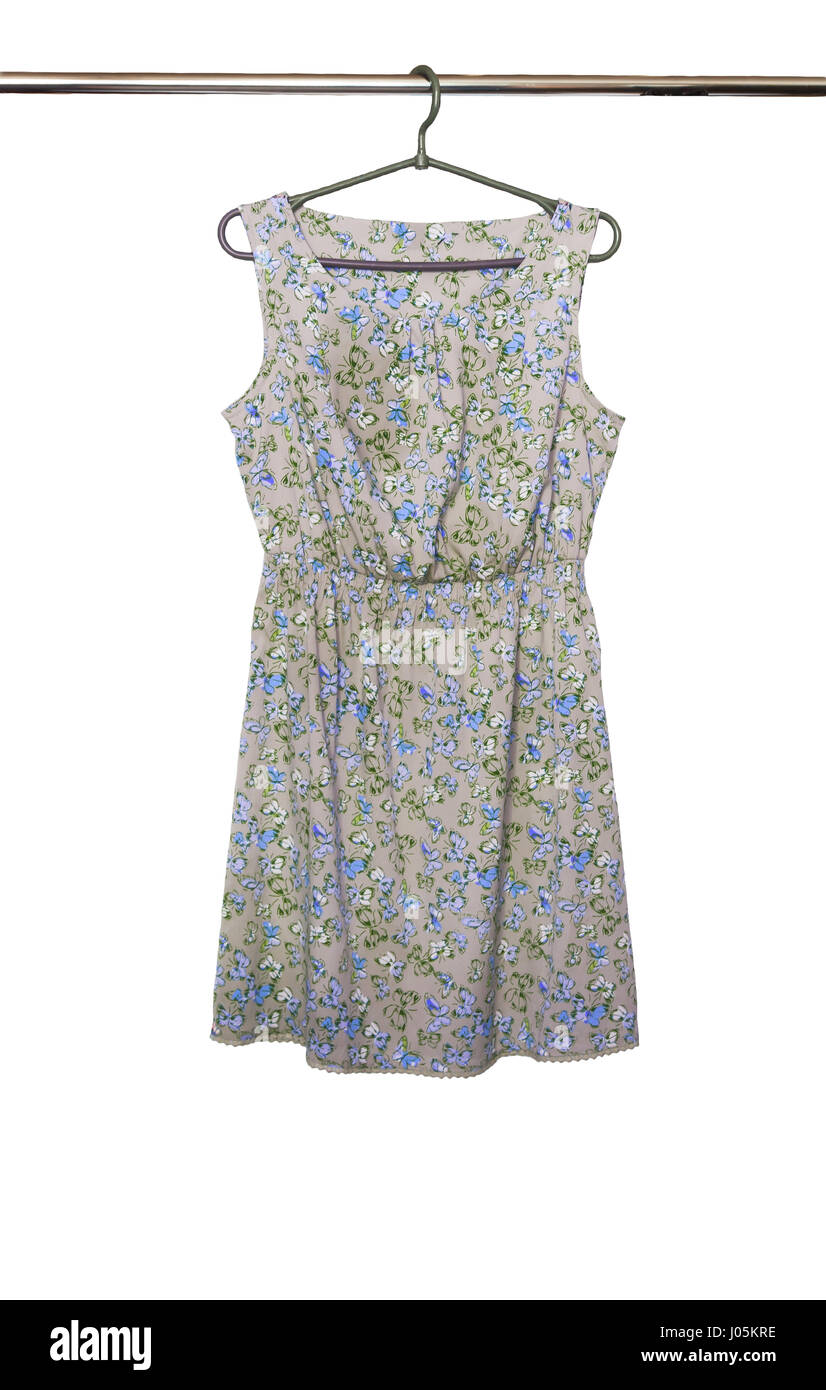 Sommerkleid mit einem Schmetterling Muster hängen auf einem Kleiderbügel, isoliert Stockfoto