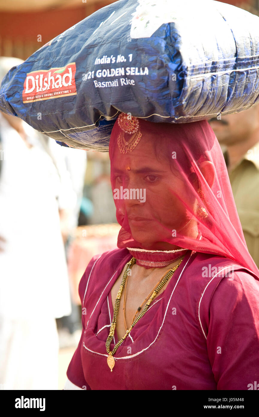 Frau Tragetasche auf Kopf, Pushkar Mela, Rajasthan, Indien, Asien Stockfoto