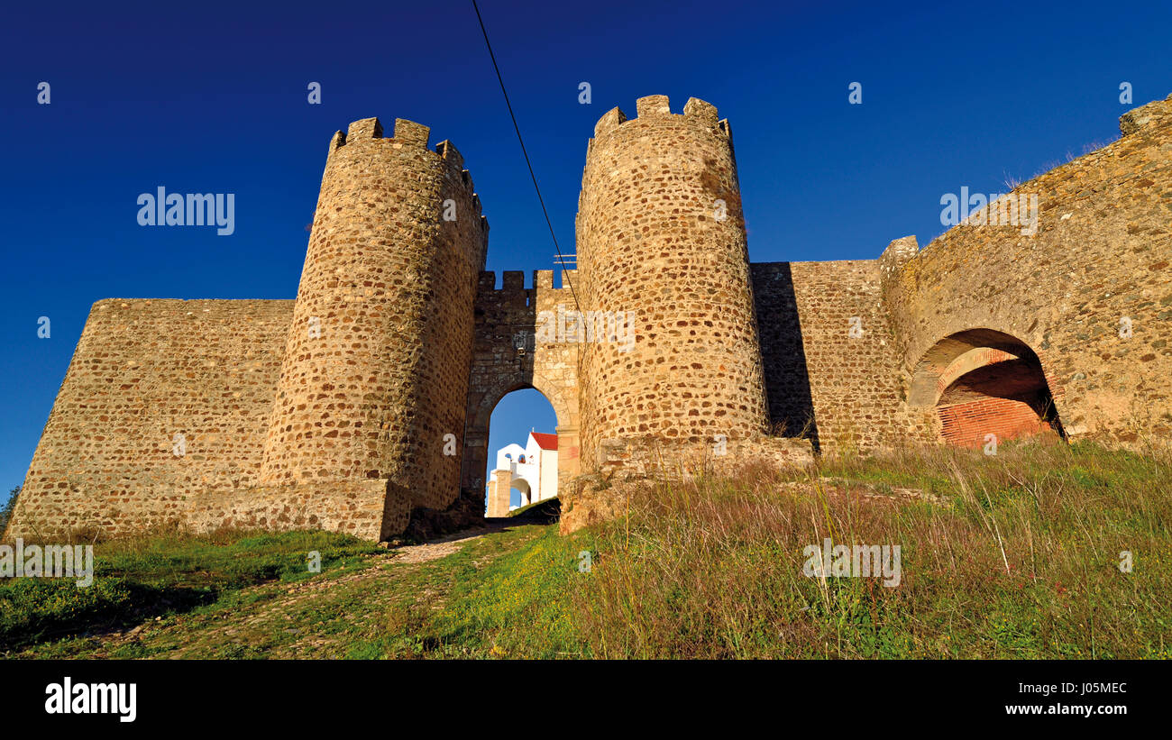 Portugal: Eingang und Türme der mittelalterlichen Burg von Evoramonte Stockfoto