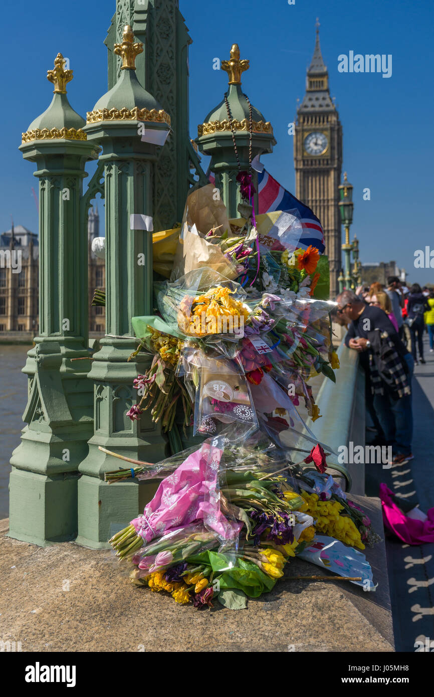 Floral Tribute an die Opfer des Angriffs von Khalid Masood Westminster, die hinunter Fußgänger auf Westminster Brid lief auf Westminster Bridge, gelegt. Stockfoto