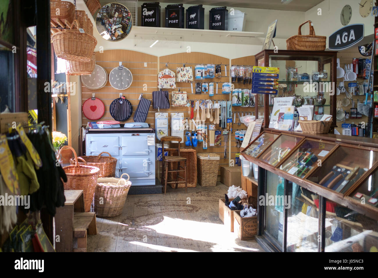 Der Shropshire Stadt Ludlow, einer Der pretiest in England UK Rickards Hardware shop Stockfoto