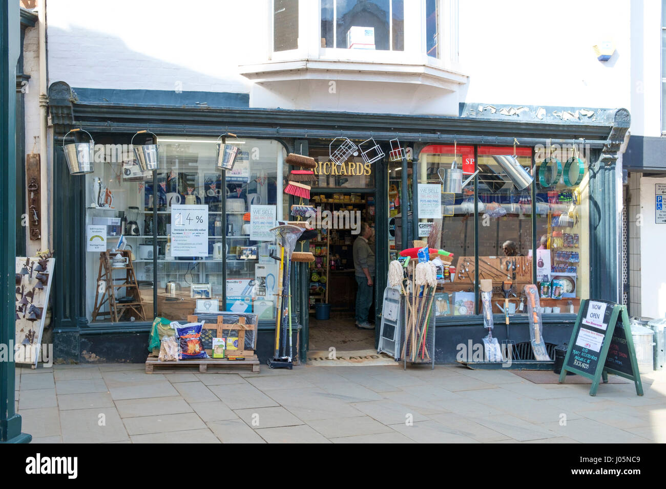 Der Shropshire Stadt Ludlow, einer Der pretiest in England UK Rickards Hardware shop Stockfoto