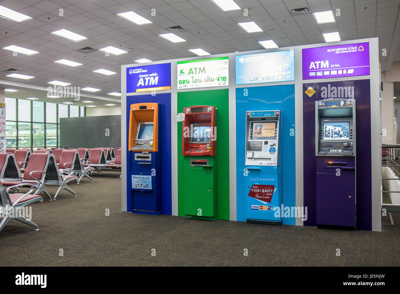 Die Linie der bunten ATM in der leere Lobby. Stockfoto