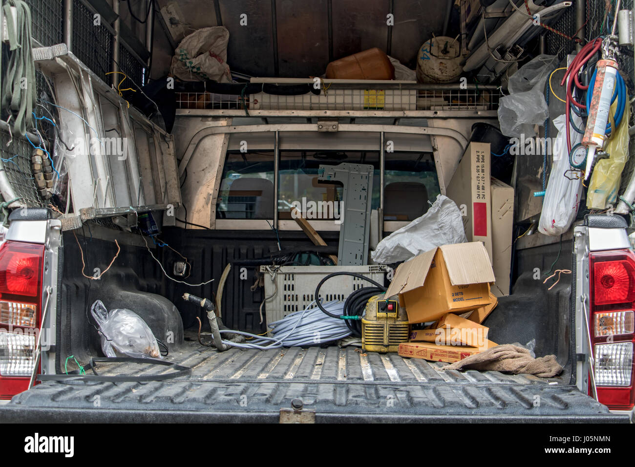 Der Ladefläche des LKW mit Werkzeugen. Ausrüstung-Handwerker in einem Pick-up. Auto mit Werkzeugen für die Reparatur und Bau. Stockfoto