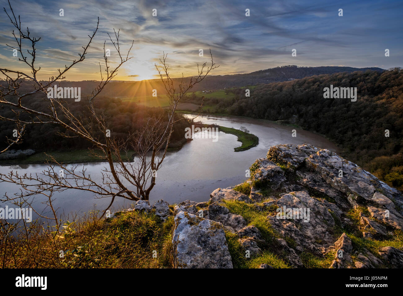 Blick über Winter Sprung, River Wye bei Sonnenuntergang in Gloucestershire mit Klippen Stockfoto