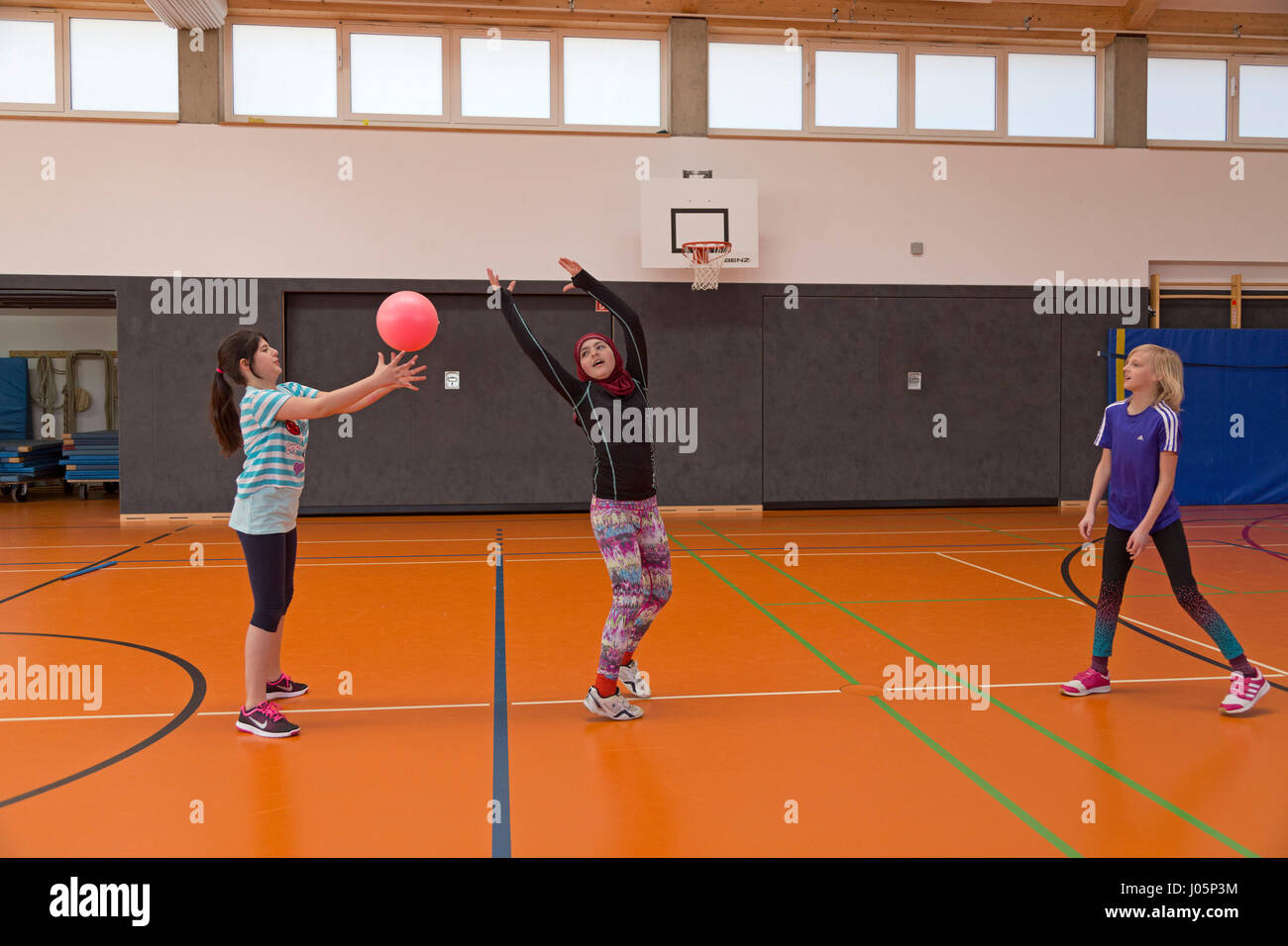Mädchen am Sportunterricht in der Grundschule, Niedersachsen, Deutschland Stockfoto