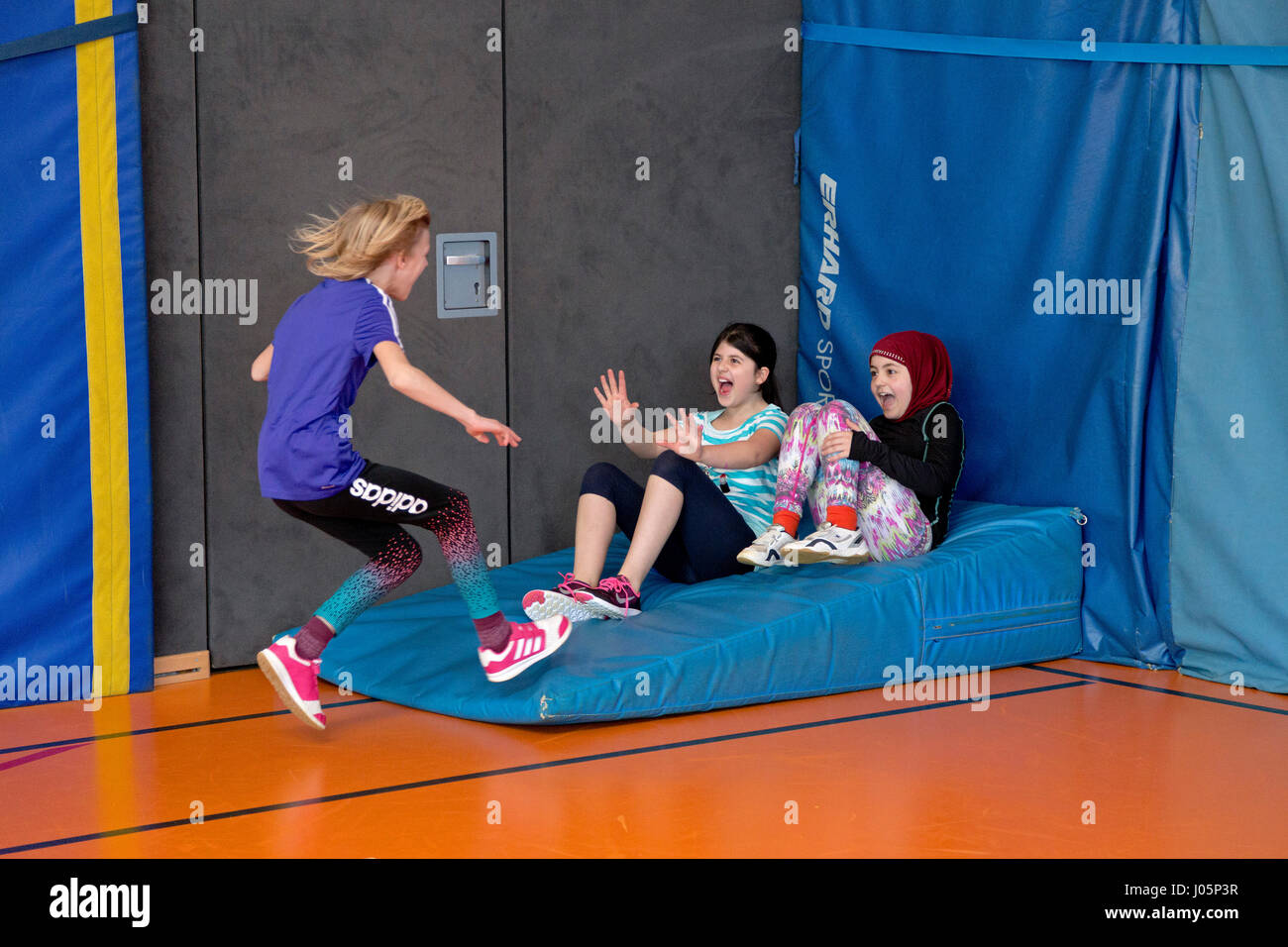 Mädchen am Sportunterricht in der Grundschule, Niedersachsen, Deutschland Stockfoto