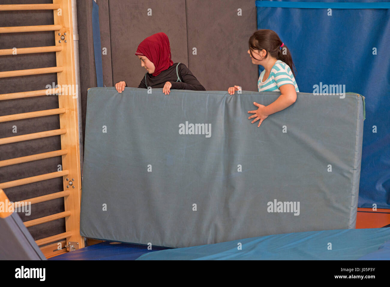 Mädchen am Sportunterricht in der Grundschule, Niedersachsen, Deutschland Stockfoto