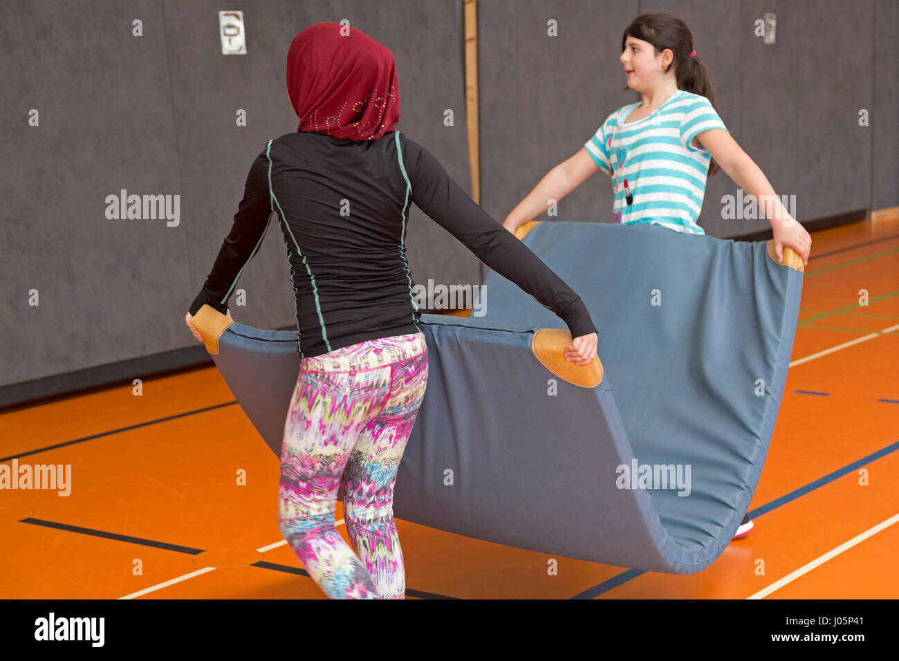 Mädchen am Sportunterricht in der Grundschule, Niedersachsen, Deutschland Stockfoto