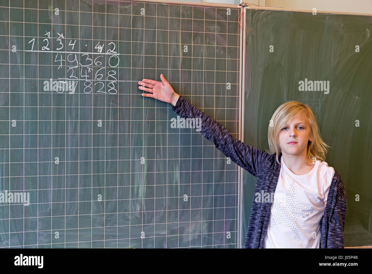 Mädchen in der Grundschule Mathematik, Niedersachsen, Deutschland Stockfoto