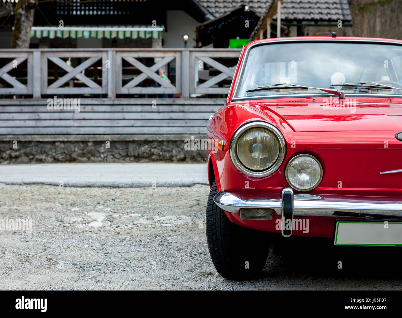 Rote Retro-Auto auf dem Lande Stockfoto