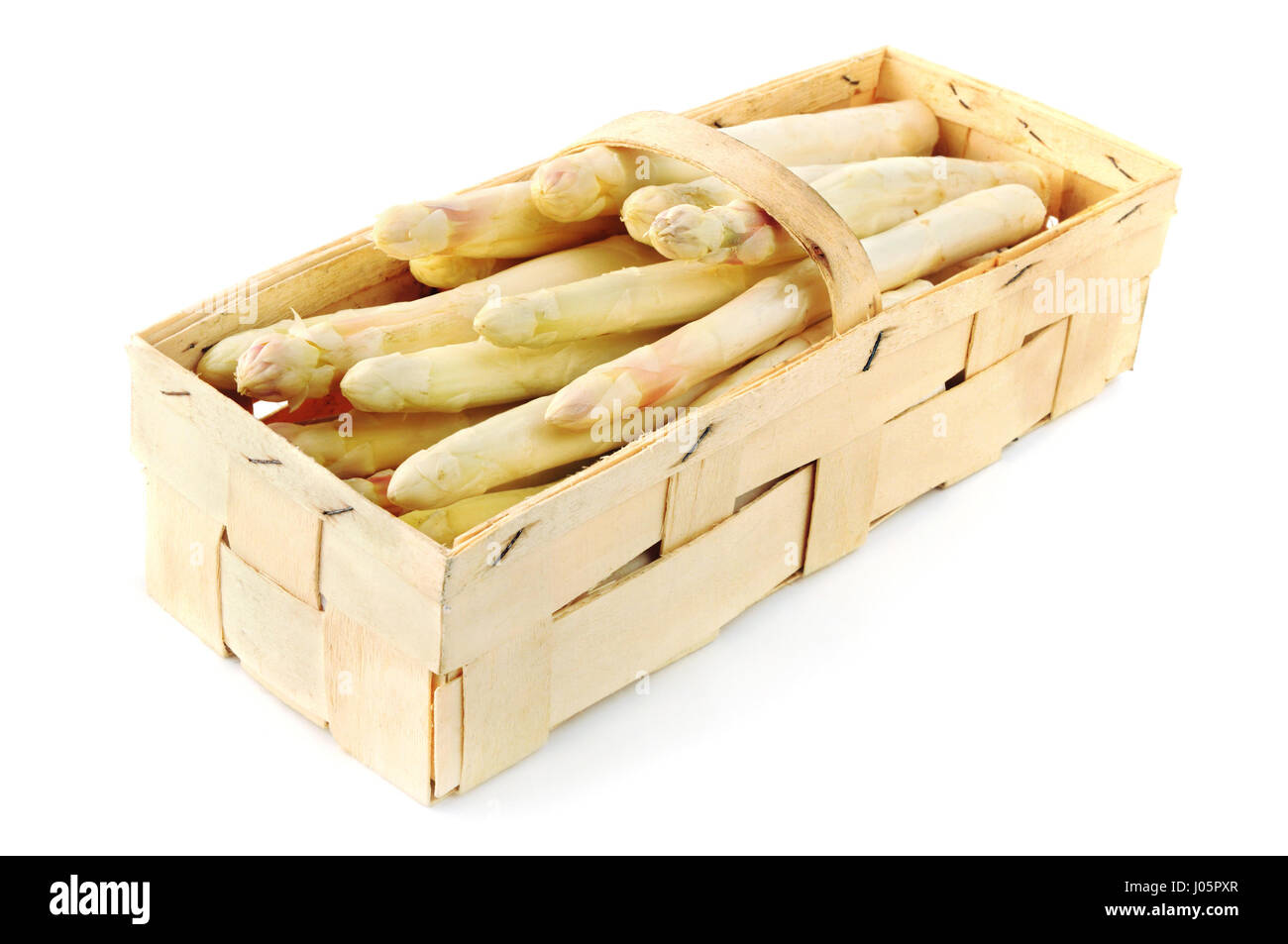 Korb mit weißer Spargel-Ernte Stockfoto