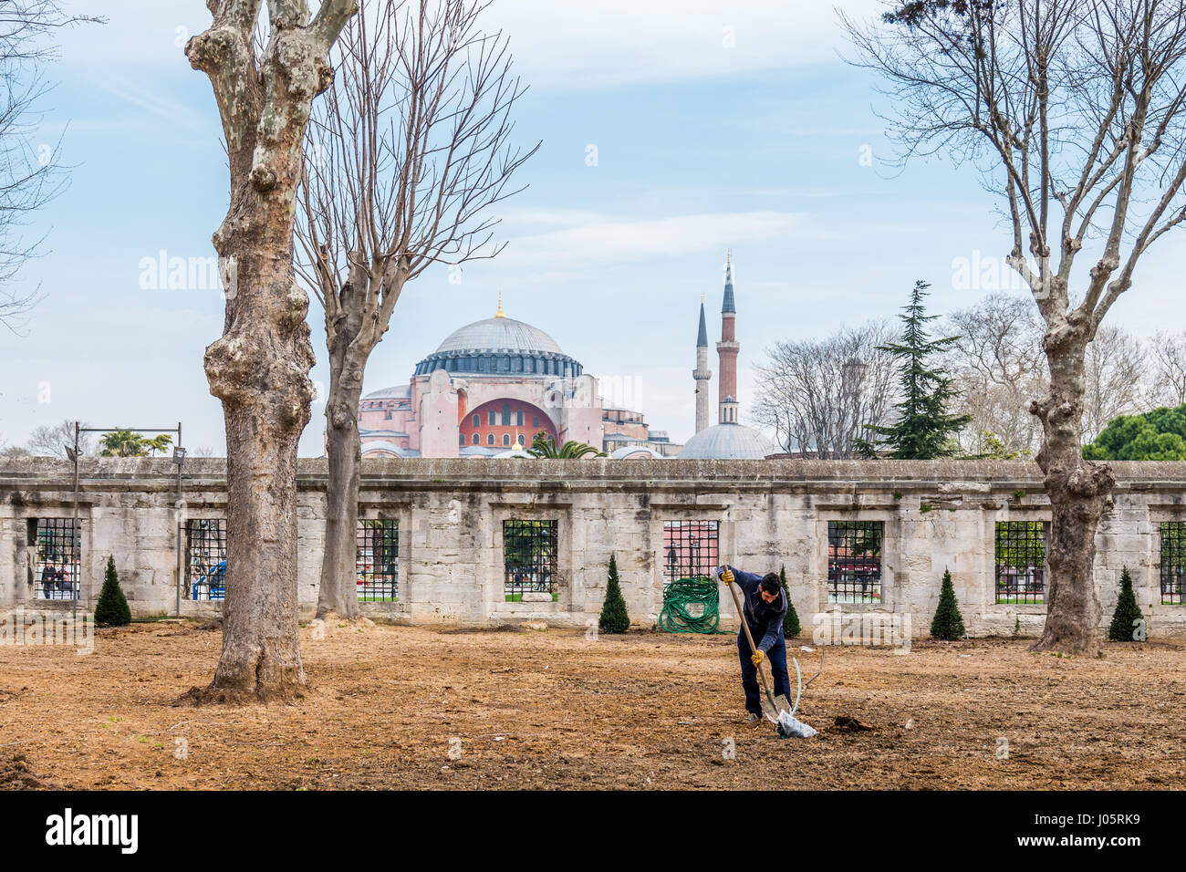 Hagia Sophia, Sancta Sophia oder Sancta Sapientia war eine griechische orthodoxe christliche patriarchalischen Basilika, später eine kaiserliche Moschee und heute ein Museum (Ayasofya Müzesi) in Istanbul, Türkei. Ab dem Datum der Erbauung 537 n. Chr. bis 1453 diente es als orthodoxe Kathedrale und Sitz des Patriarchen von Konstantinopel, mit Ausnahme von 1204 bis 1261, als es durch die vierte Kreuzfahrer, eine römisch-katholische Kathedrale unter der lateinischen Reichs von Konstantinopel umgewandelt wurde. Das Gebäude war eine Moschee von 29 Mai 1453 bis 1931. Dann wurde es säkularisiert und am 1. Februar 1935 als Museum eröffnet. Stockfoto