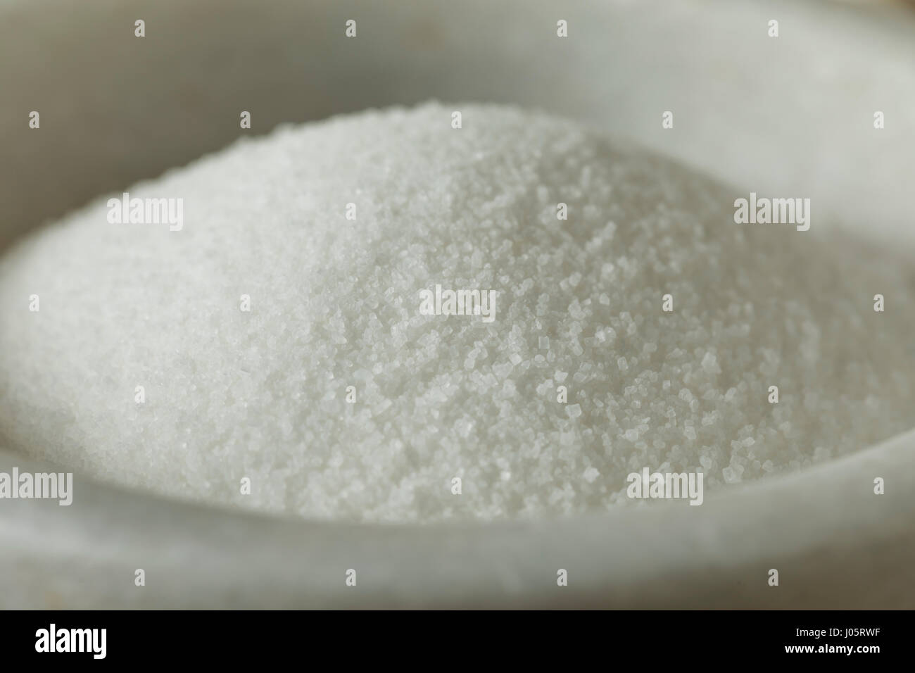 Roh weiß granulierter Zucker bereit zum Backen Stockfoto