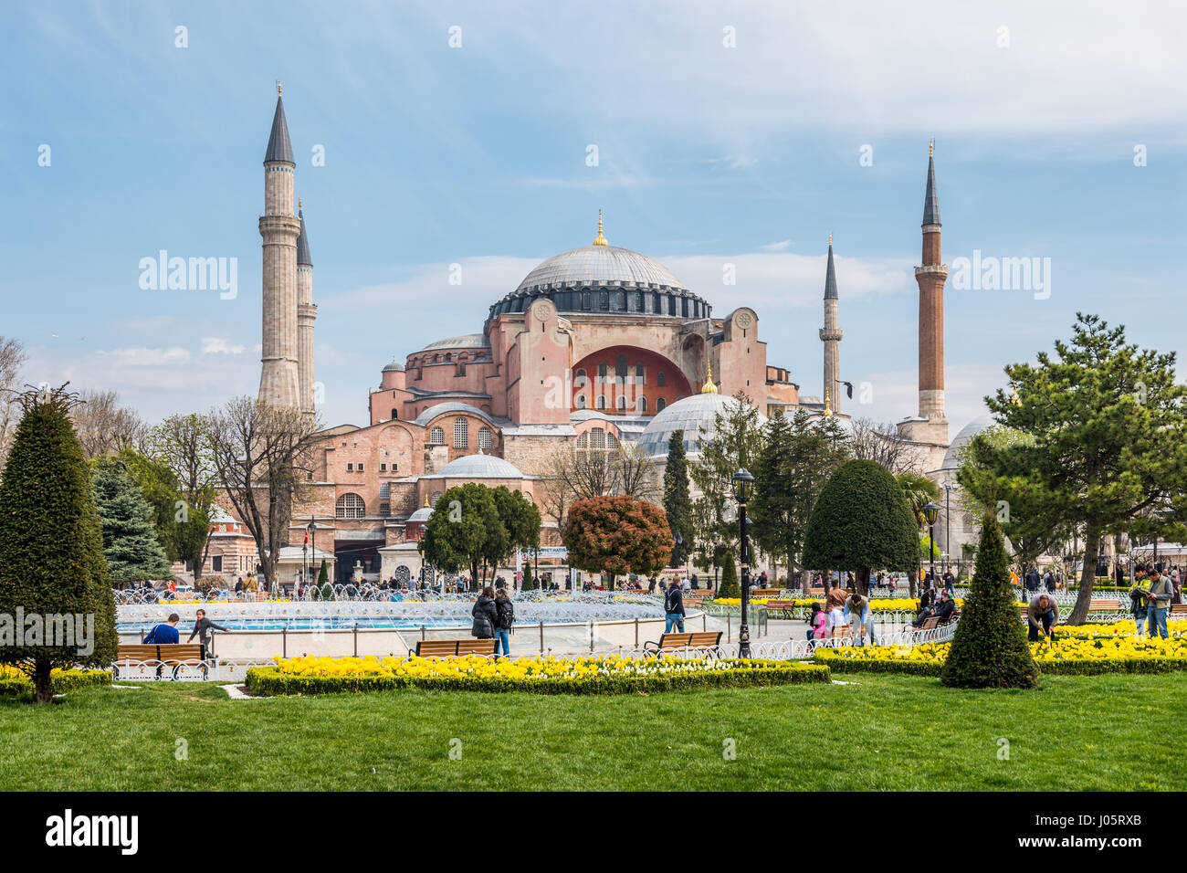 Hagia Sophia, Sancta Sophia oder Sancta Sapientia war eine griechische orthodoxe christliche patriarchalischen Basilika, später eine kaiserliche Moschee und heute ein Museum (Ayasofya Müzesi) in Istanbul, Türkei. Ab dem Datum der Erbauung 537 n. Chr. bis 1453 diente es als orthodoxe Kathedrale und Sitz des Patriarchen von Konstantinopel, mit Ausnahme von 1204 bis 1261, als es durch die vierte Kreuzfahrer, eine römisch-katholische Kathedrale unter der lateinischen Reichs von Konstantinopel umgewandelt wurde. Das Gebäude war eine Moschee von 29 Mai 1453 bis 1931. Dann wurde es säkularisiert und am 1. Februar 1935 als Museum eröffnet. Stockfoto