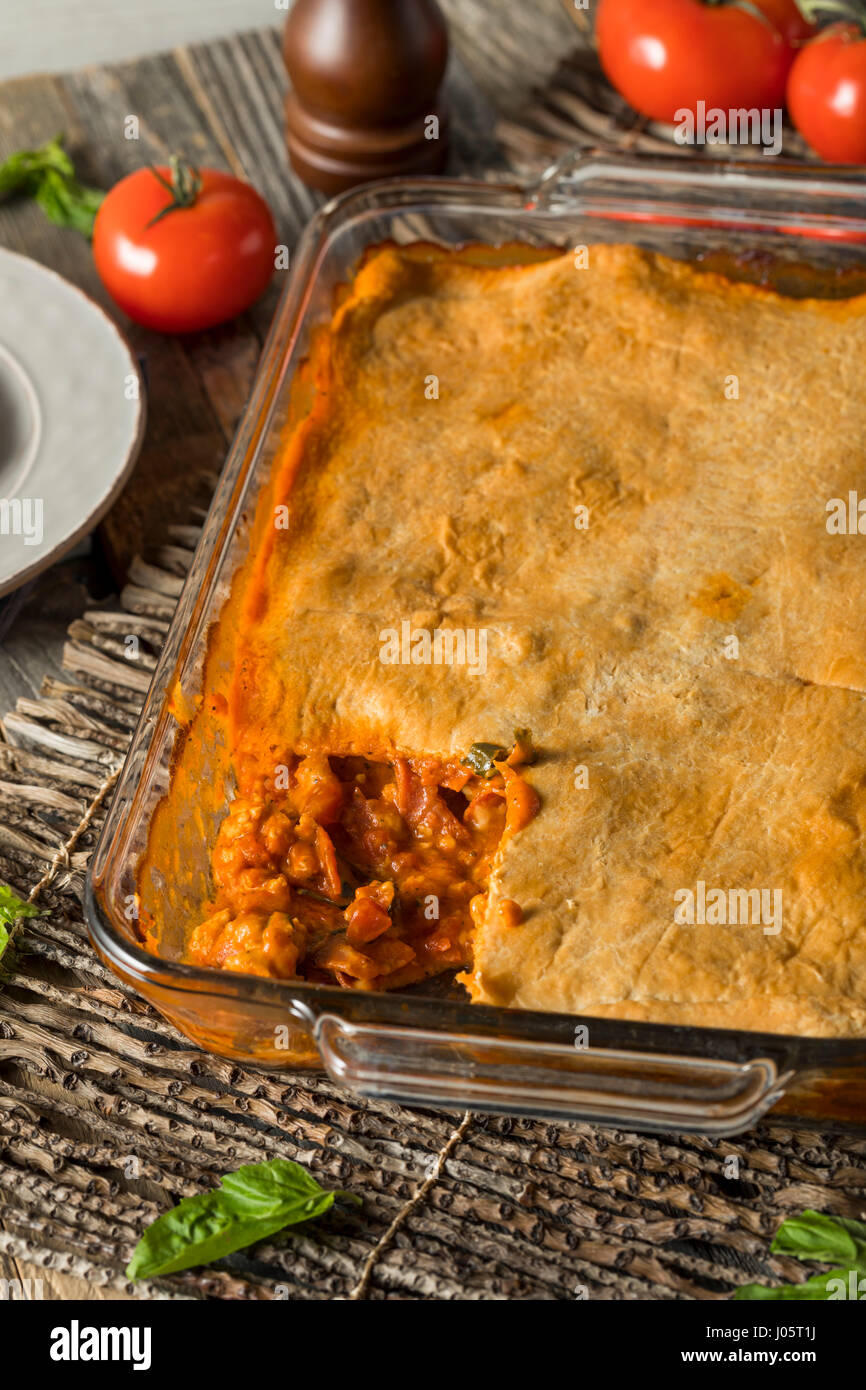 Auf den Kopf nach unten Pizza Eintopf mit Rindfleisch hausgemachte Tomaten-Kruste Stockfoto