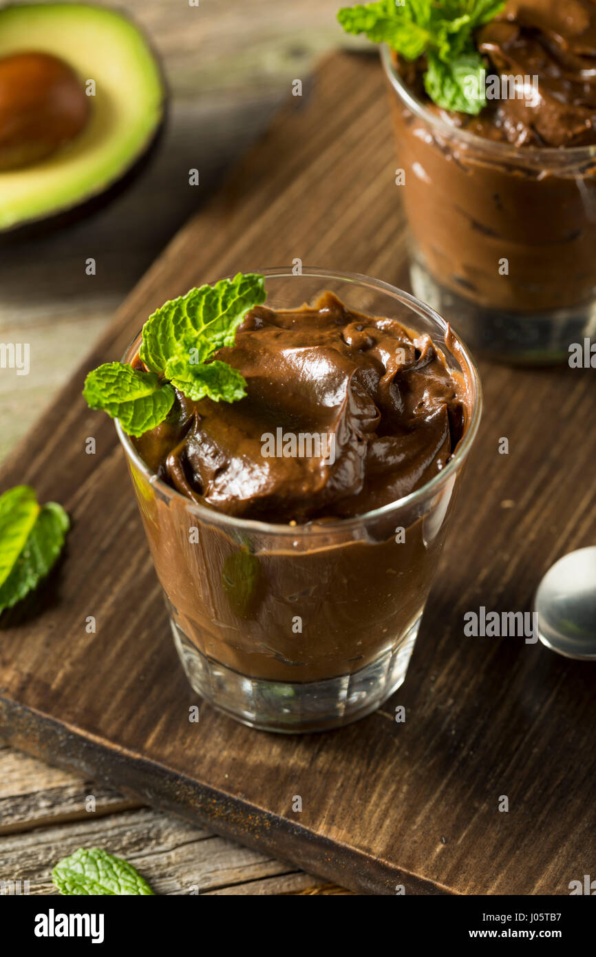 Organisch gesunde hausgemachte Avocado Pudding mit Minze Stockfoto