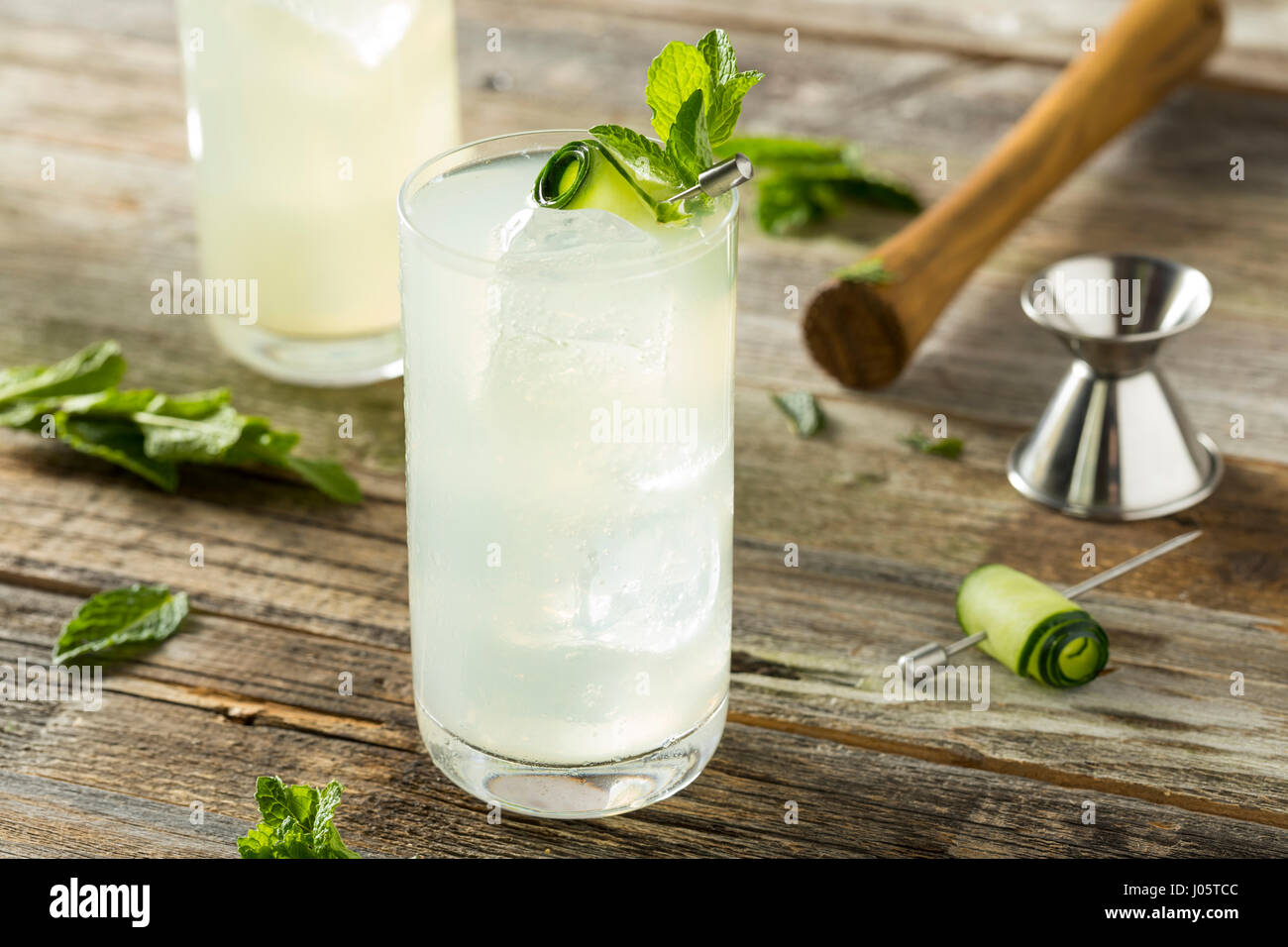 Erfrischende Gurke-Gin-Spritz-Cocktail mit Limette und Minze ... Erfrischende Gurke-Gin-Spritz-Cocktail mit Limette und Minze ...