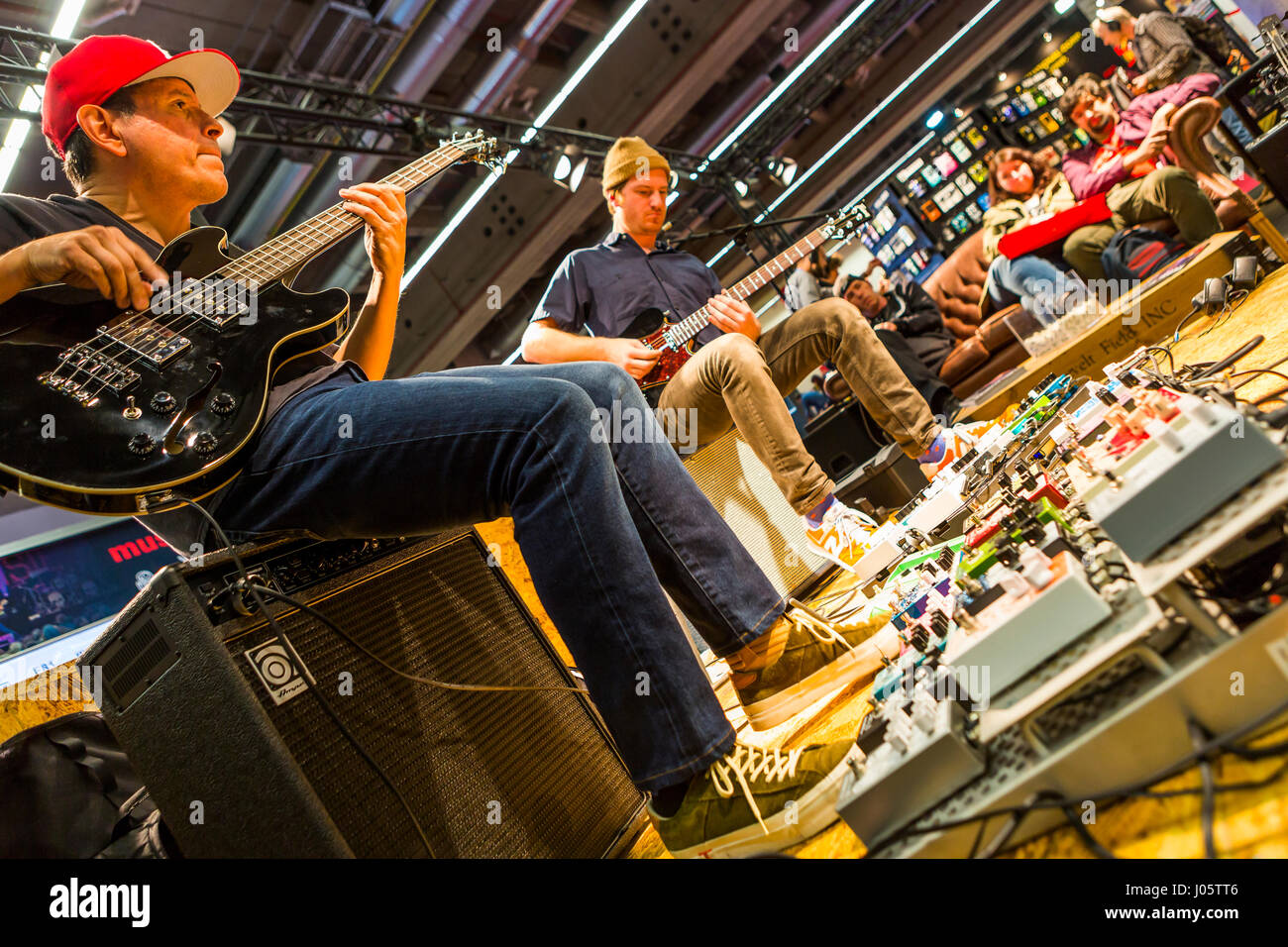 Frankfurt/Main, Deutschland. 5. April 2017. Bassist Juan Alderete (The Mars Volta, Racer X, links) und Gitarrist Nick Reinhart (Tera Melos, große Walnüsse Yonder Mitte) spielen und demonstrieren Gitarreneffekte vom Hersteller EarthQuaker Geräte bei Ausstellung der W-Musik-Vertrieb (Warwick) stehen. Die Musikmesse Frankfurt ist die internationale Fachmesse für Musikinstrumente, Noten, Musikproduktion und Marketing. ---Kredit: Christian Lademann/Alamy Live-Nachrichten Stockfoto