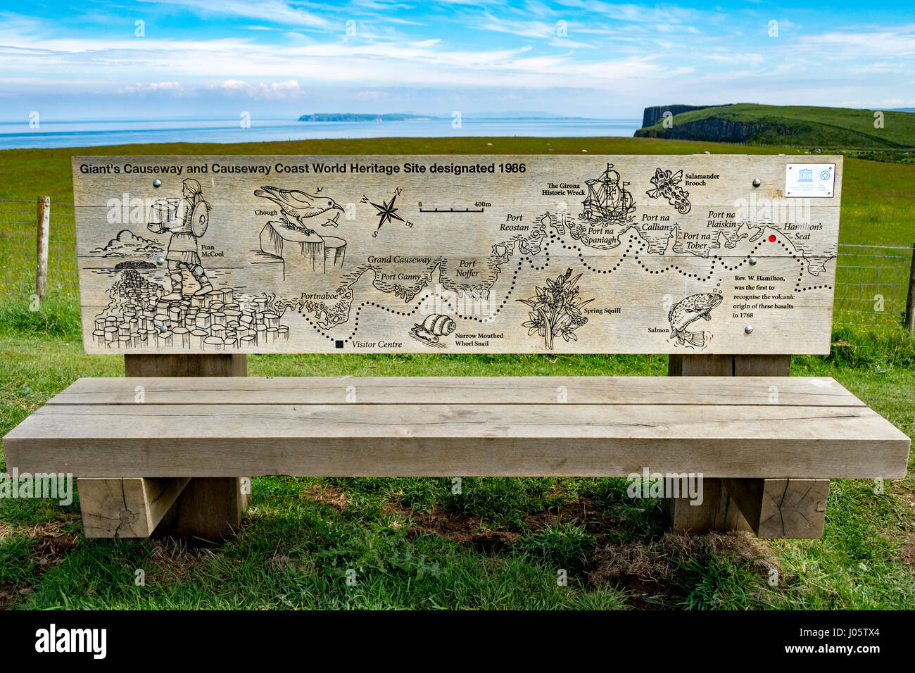 Hamiltons Sitz in der Nähe von Benbane Head auf der Causeway-Küste Wanderweg, County Antrim, Nordirland, Vereinigtes Königreich Stockfoto