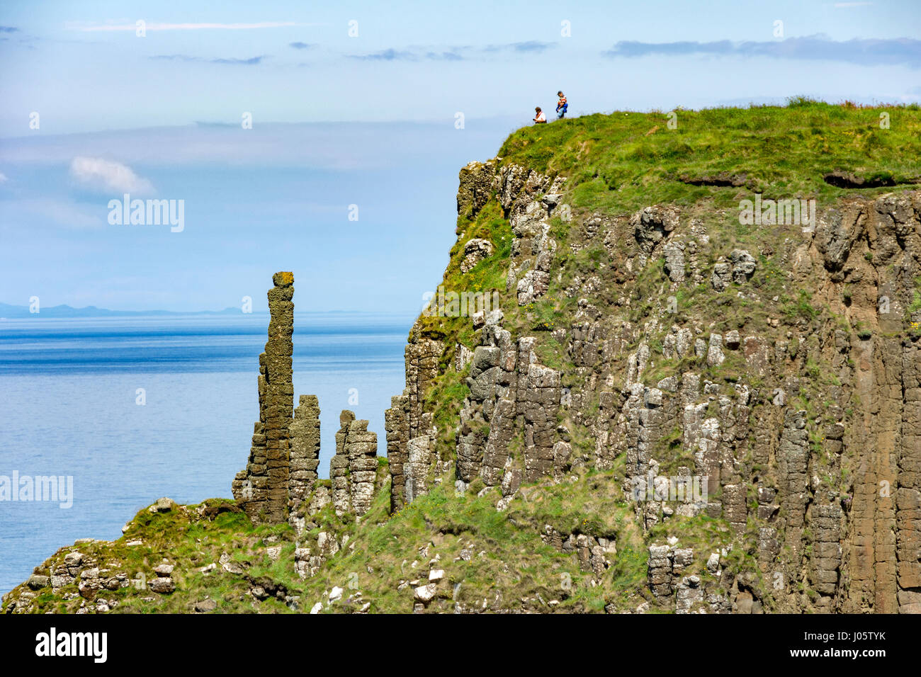 Basaltsäulen, bekannt als "The Giant Schornsteine" und Klippen nahe dem Amphitheater aus der Causeway-Küste Wanderweg, County Antrim, Nordirland, U Stockfoto