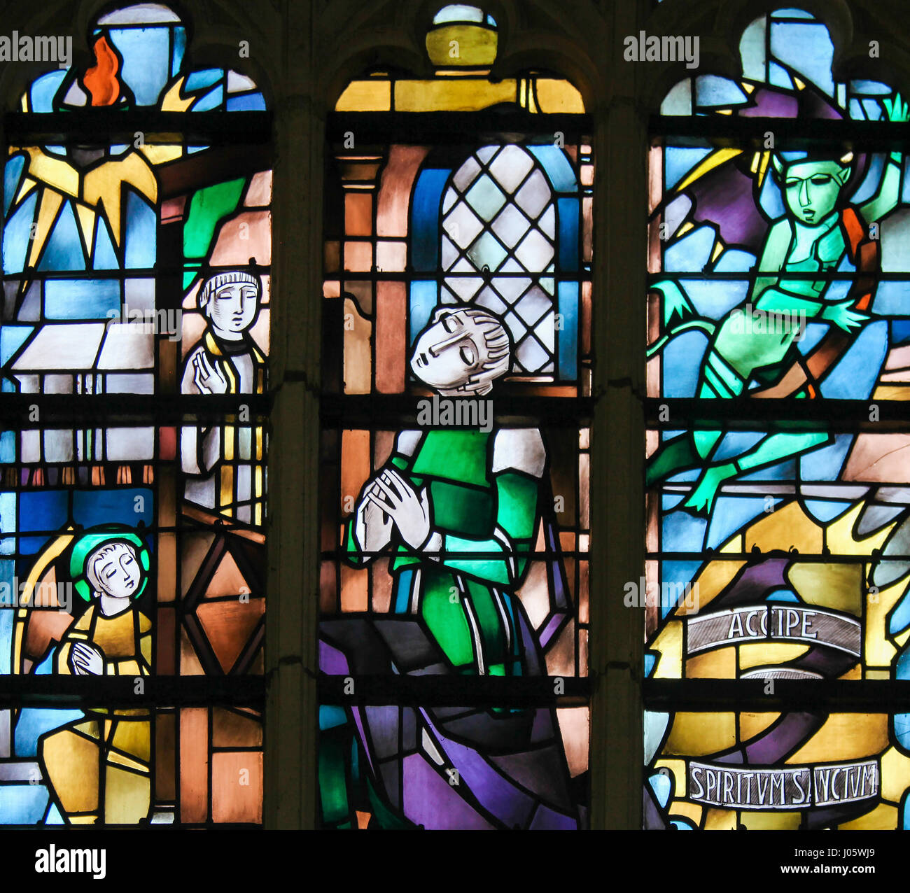 Glasfenster in der Kirche von Tervuren, Belgien, Darstellung das Sakrament der Buße oder Beichte Stockfoto