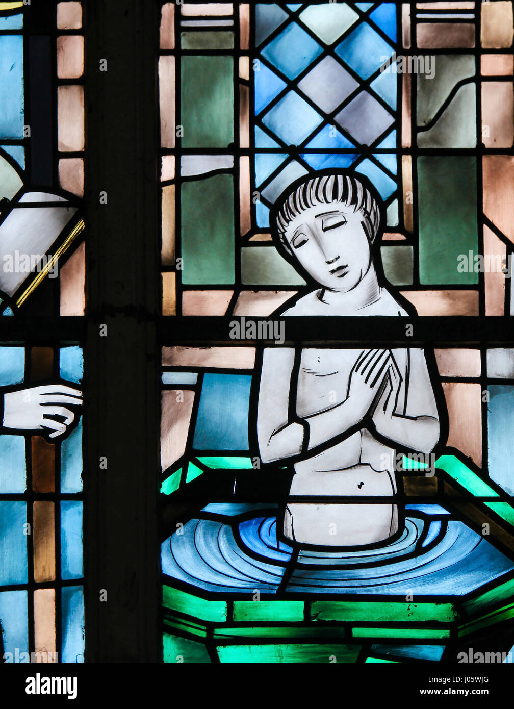 Glasfenster in der Kirche von Tervuren, Belgien, Darstellung das Sakrament der Taufe Stockfoto