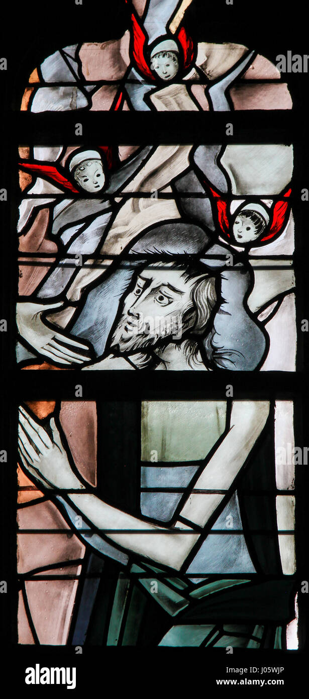 Glasfenster in der Kirche von Tervuren, Belgien, denen Gott seine Hand in Richtung seines Sohnes Jesus Christus zu erreichen Stockfoto