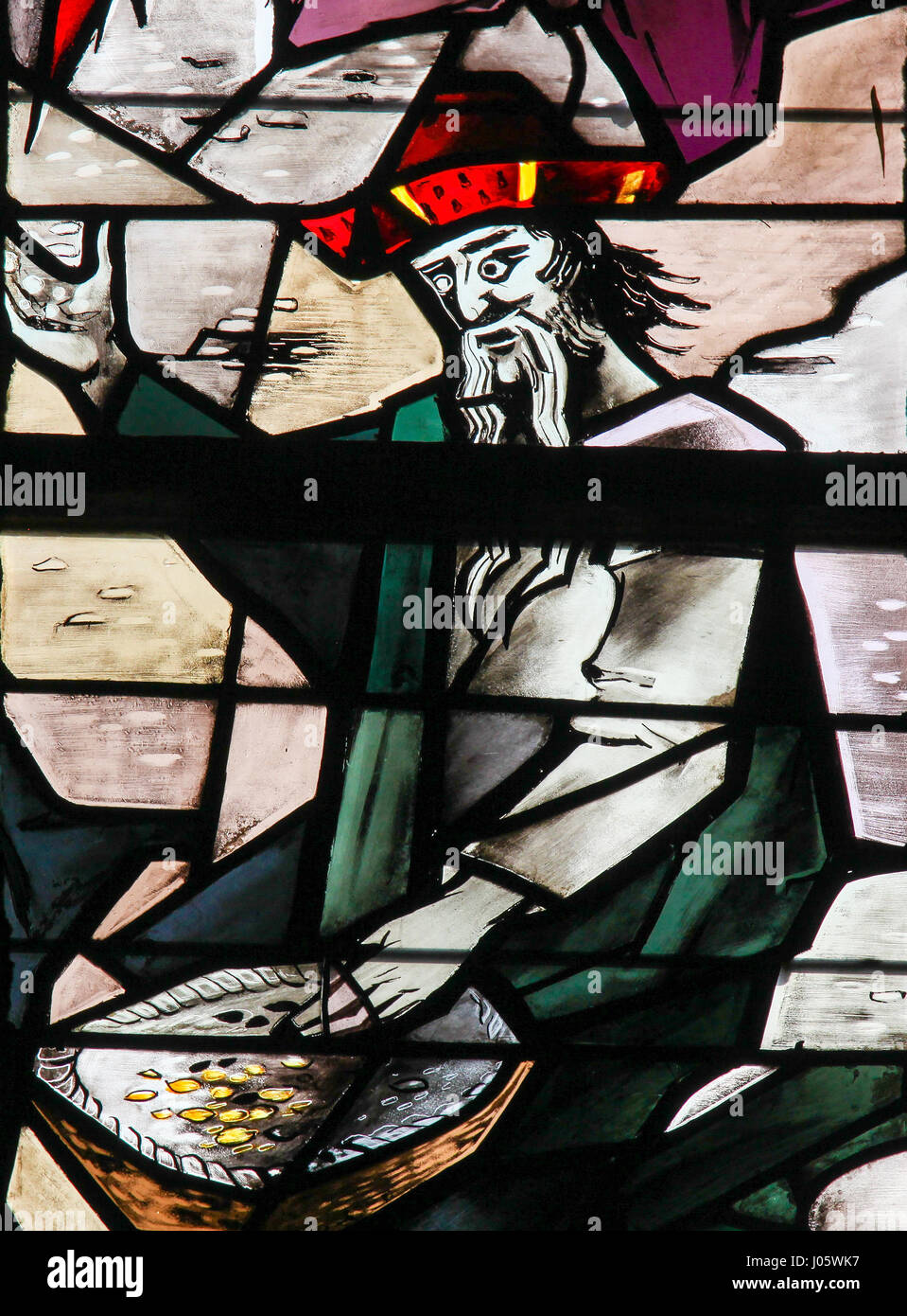 Glasfenster in der Kirche von Tervuren, Belgien, Darstellung eines Mannes Geldzählen Stockfoto