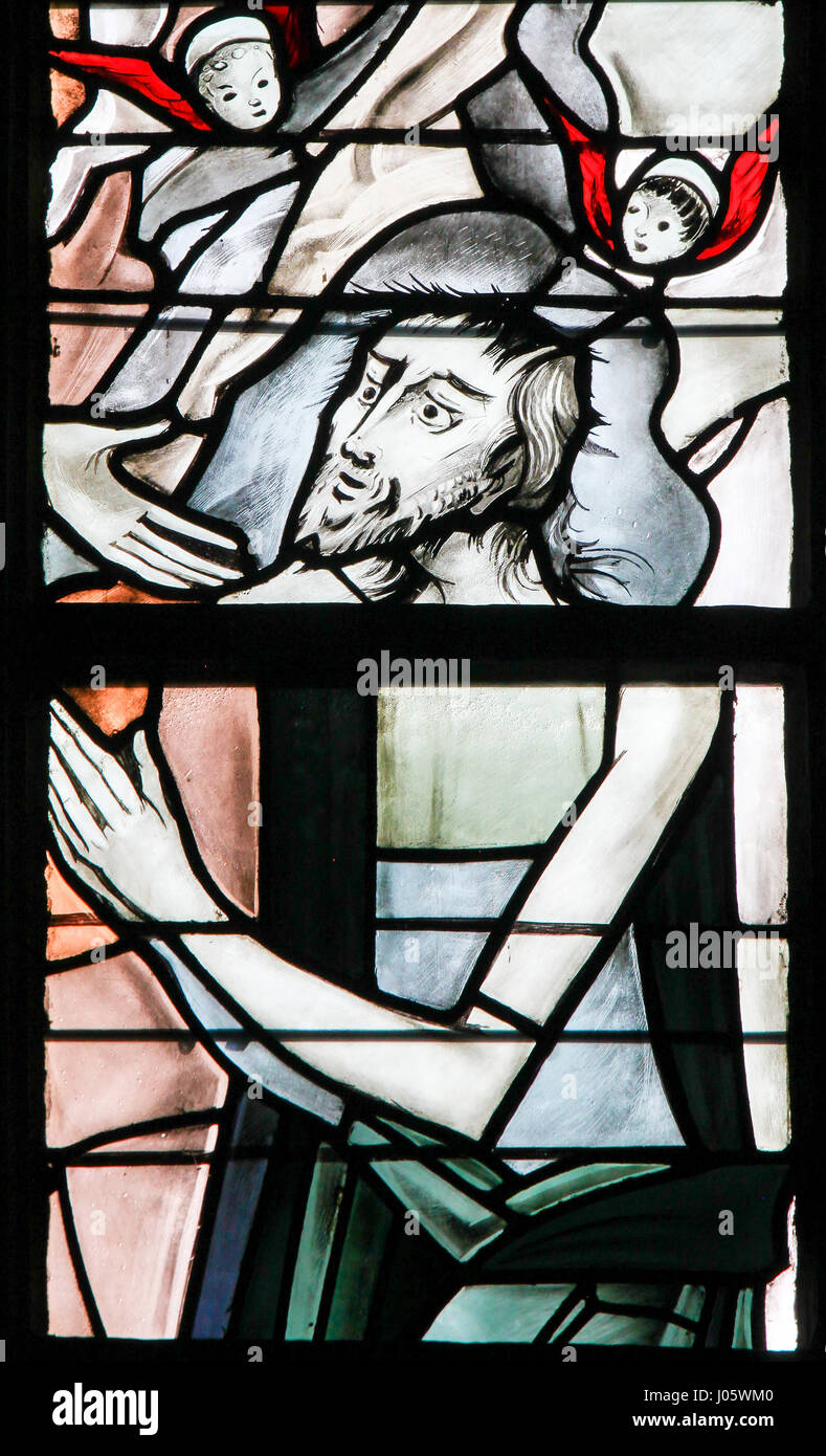 Glasfenster in der Kirche von Tervuren, Belgien, denen Gott seine Hand in Richtung seines Sohnes Jesus Christus zu erreichen Stockfoto