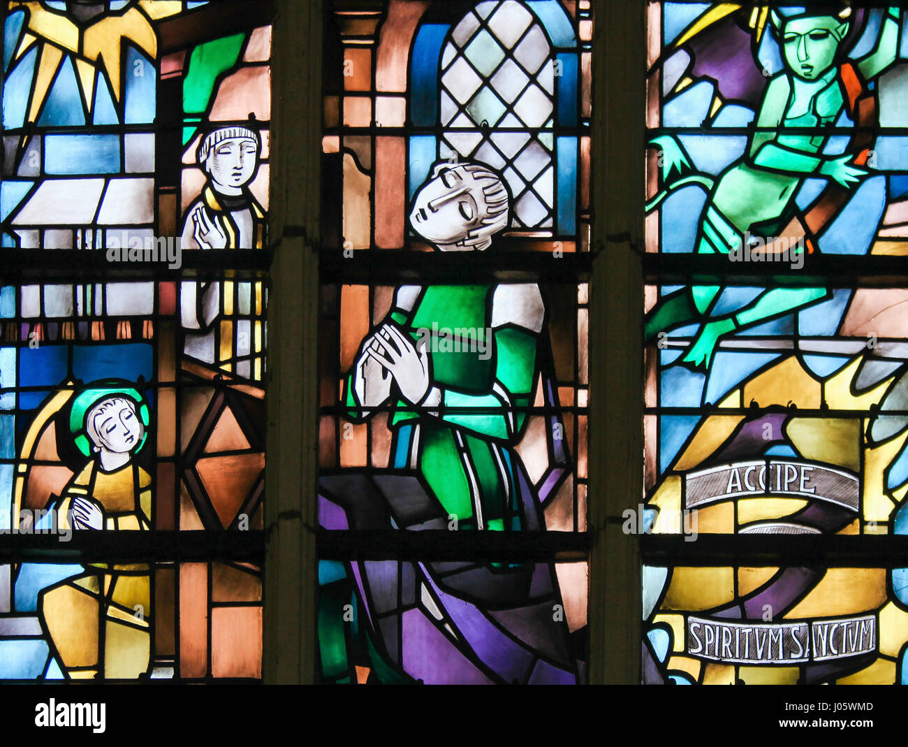 Glasfenster in der Kirche von Tervuren, Belgien, Darstellung das Sakrament der Buße oder Beichte Stockfoto