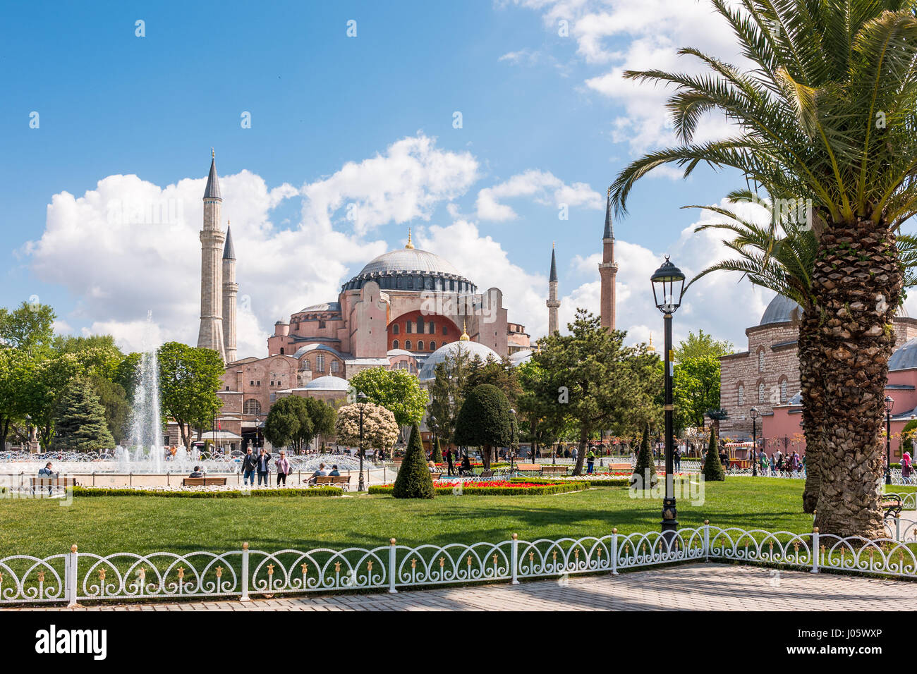 Hagia Sophia war eine griechische orthodoxe christliche patriarchalischen Basilika, später umgewandelt in eine Osmanische Moschee und heute ein Museum (Ayasofya Müzesi) in Istanbul, Türkei. Ab dem Datum der Erbauung 537 n. Chr. bis 1453 diente es als orthodoxe Kathedrale und Sitz des Patriarchen von Konstantinopel, mit Ausnahme von 1204 bis 1261, als es durch die vierte Kreuzfahrer, eine römisch-katholische Kathedrale unter der lateinischen Reichs von Konstantinopel umgewandelt wurde. Das Gebäude war eine Moschee von 29 Mai 1453 bis 1931. Dann wurde es säkularisiert und am 1. Februar 1935 als Museum eröffnet. Stockfoto