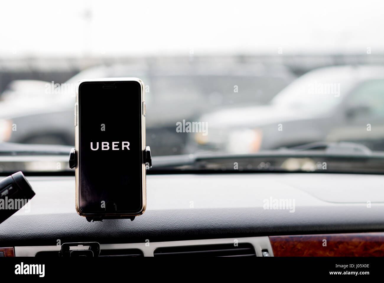 Chicago, IL, USA, Feb-21,2017, Smartphone, befestigt an einer Autohalterung im Auto mit Uber Logo (für nur zur redaktionellen Verwendung) Stockfoto