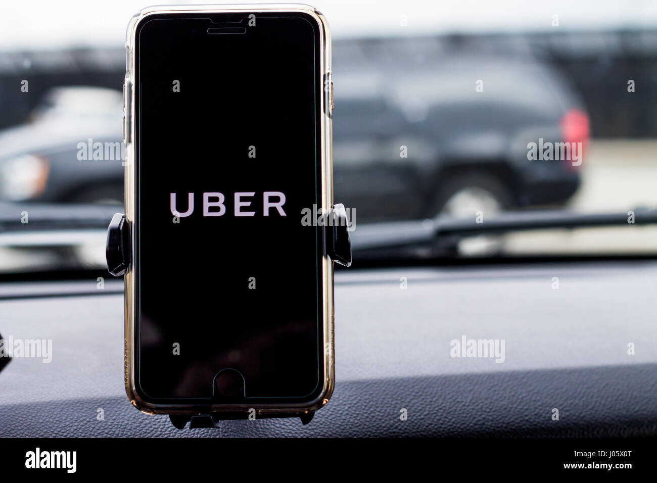 Chicago, IL, USA, Feb-21,2017, Smartphone, befestigt an einer Autohalterung im Auto mit Uber Logo (für nur zur redaktionellen Verwendung) Stockfoto