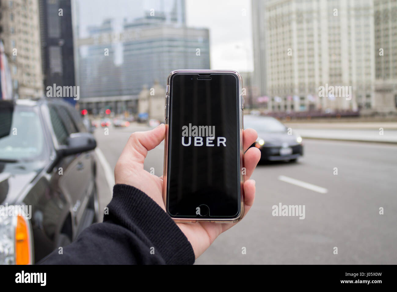 Chicago, IL, USA, Feb-21,2017, Mann, hält eine Smartphone mit einer offenen Uber-app in der Stadt (für nur zur redaktionellen Verwendung) Stockfoto