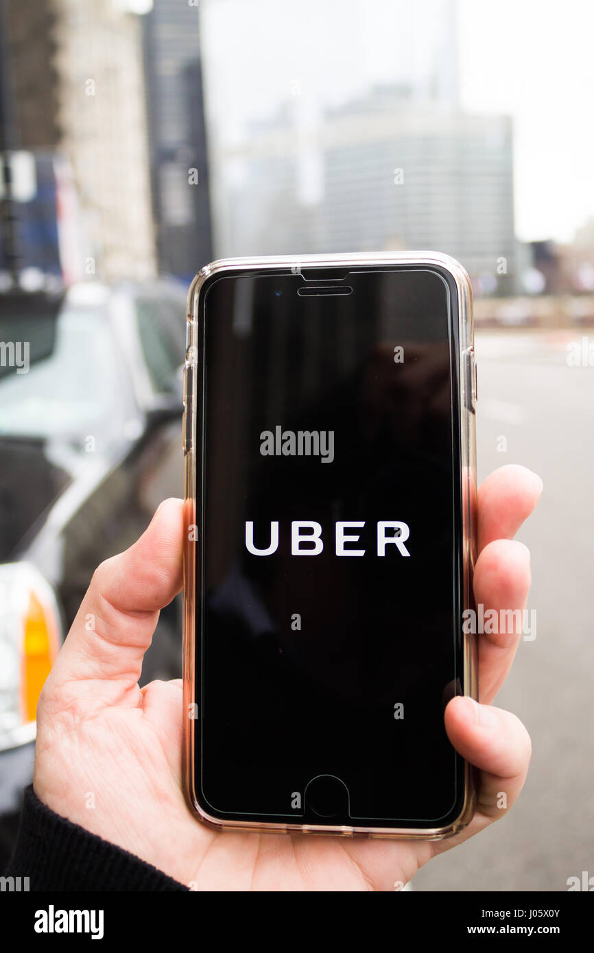 Chicago, IL, USA, Feb-21,2017, Mann, hält eine Smartphone mit einer offenen Uber-app in der Stadt (für nur zur redaktionellen Verwendung) Stockfoto