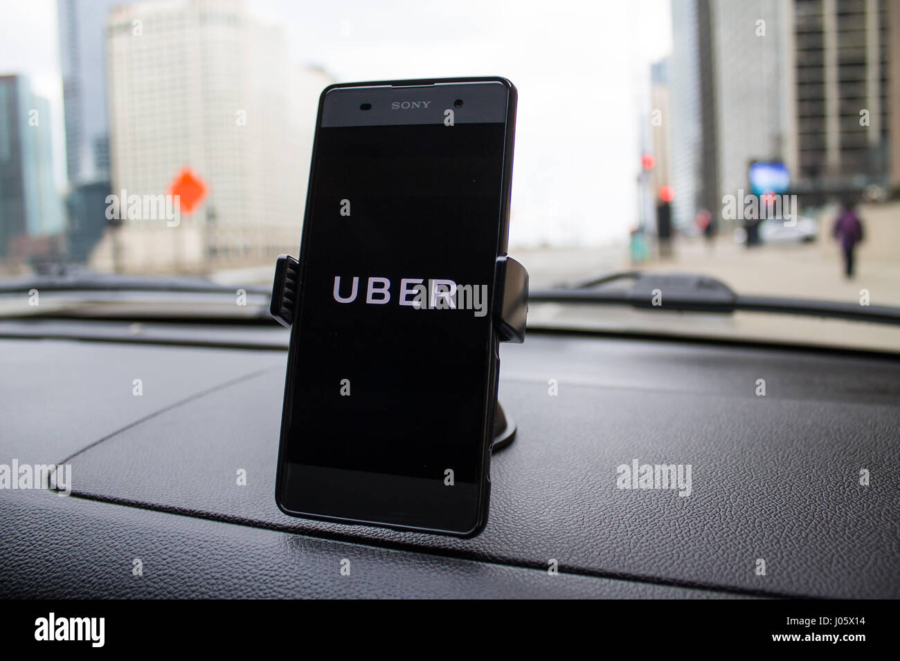 Chicago, IL, USA, Feb-21,2017, Smartphone, befestigt an einer Autohalterung im Auto mit Uber Logo (für nur zur redaktionellen Verwendung) Stockfoto
