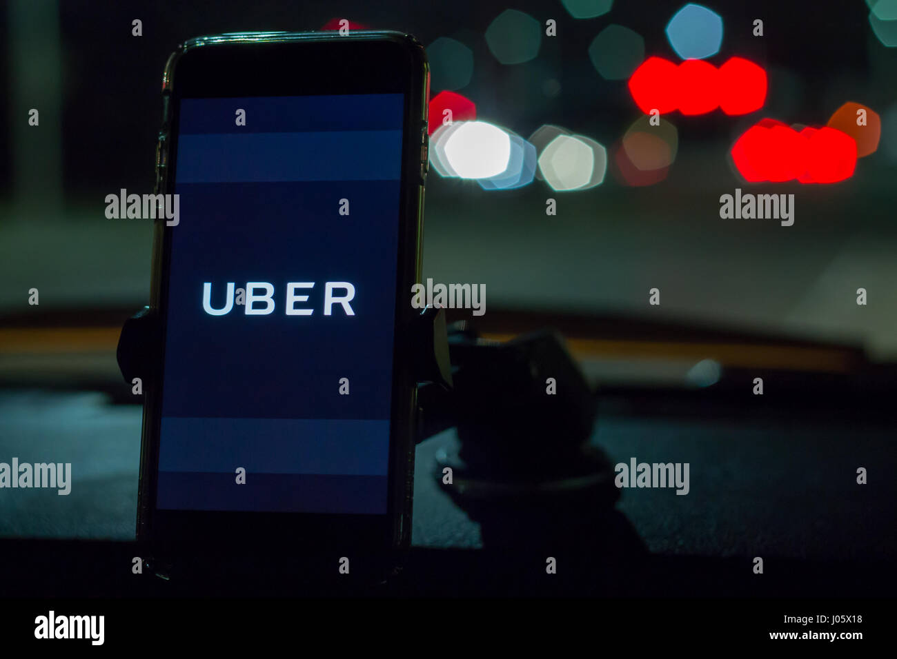 Chicago, IL, USA, Feb-21,2017, Smartphone, befestigt an einer Autohalterung im Auto mit Uber-Logo in der Nacht (für nur zur redaktionellen Verwendung) Stockfoto