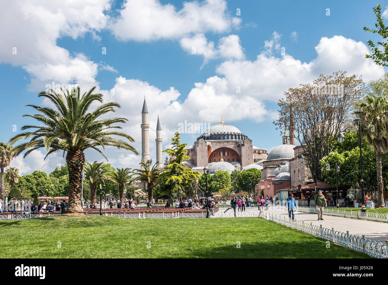 Hagia Sophia war eine griechische orthodoxe christliche patriarchalischen Basilika, später umgewandelt in eine Osmanische Moschee und heute ein Museum (Ayasofya Müzesi) in Istanbul, Türkei. Ab dem Datum der Erbauung 537 n. Chr. bis 1453 diente es als orthodoxe Kathedrale und Sitz des Patriarchen von Konstantinopel, mit Ausnahme von 1204 bis 1261, als es durch die vierte Kreuzfahrer, eine römisch-katholische Kathedrale unter der lateinischen Reichs von Konstantinopel umgewandelt wurde. Das Gebäude war eine Moschee von 29 Mai 1453 bis 1931. Dann wurde es säkularisiert und am 1. Februar 1935 als Museum eröffnet. Stockfoto