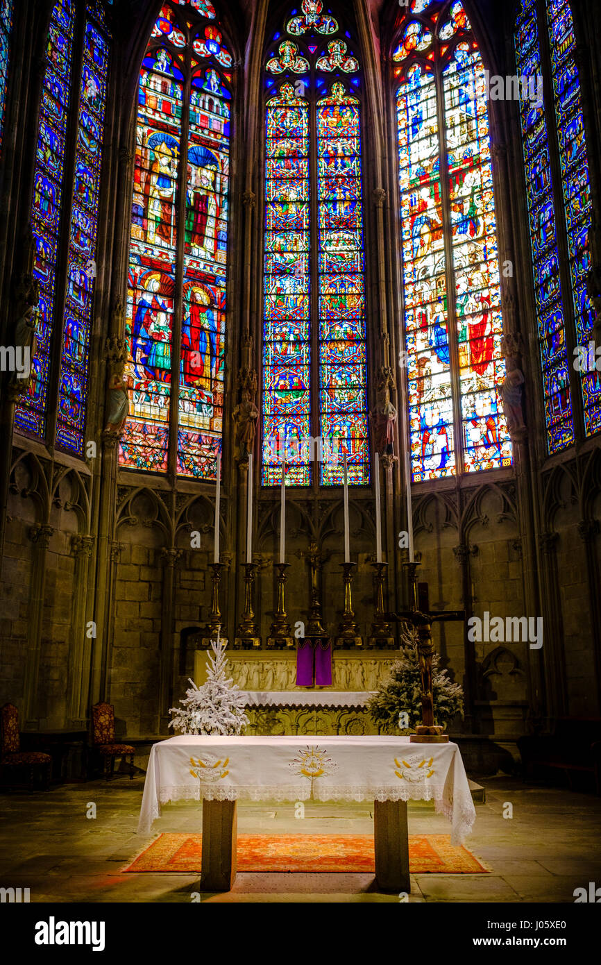 Farbige Glasfenster in das Innere der Basilika Saint-Nazaire in der mittelalterlichen Cité de Carcassonne, Frankreich Stockfoto