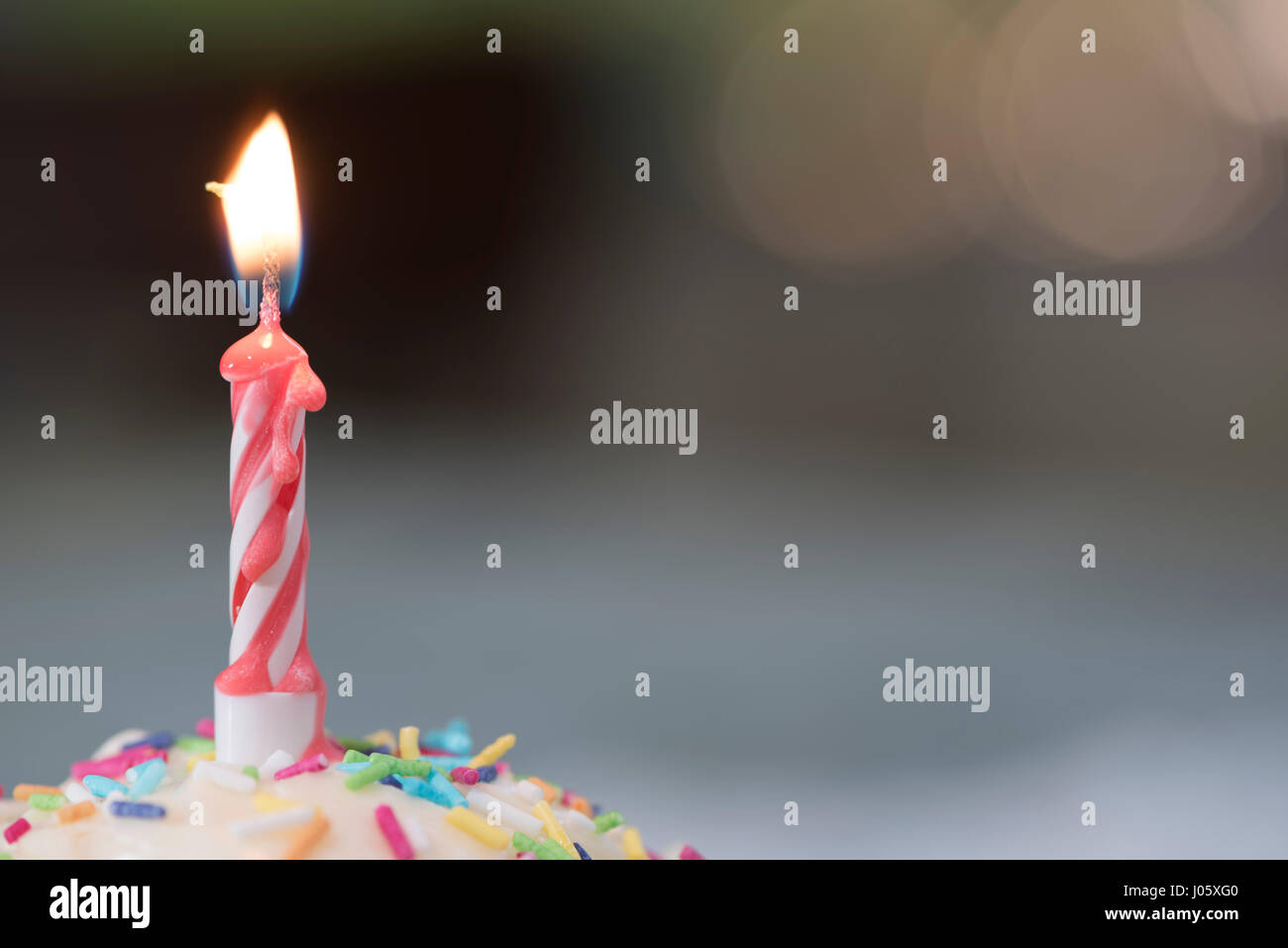 einsamer Geburtstag Kerzenflamme Stockfoto