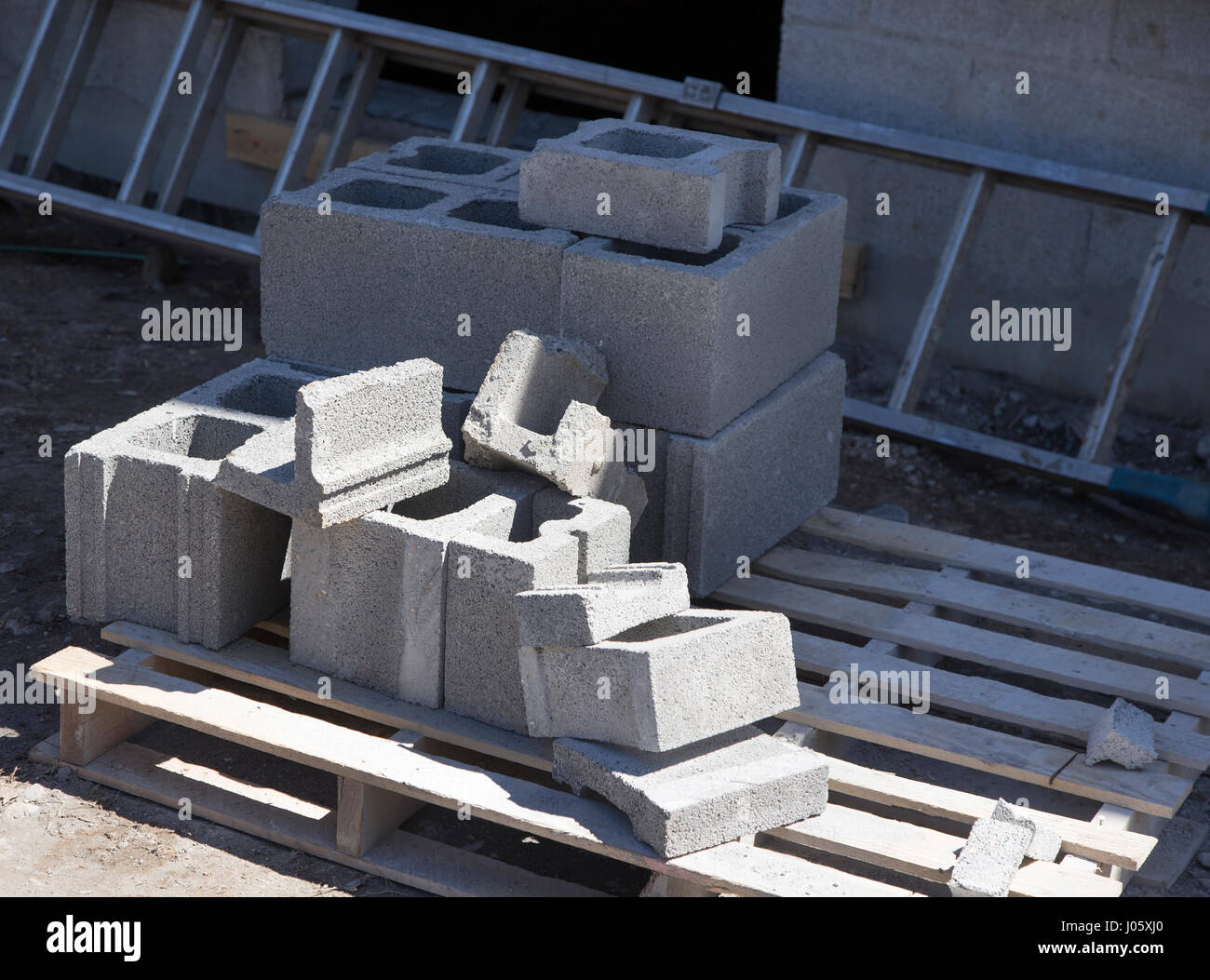Schlackensteine auf einer Baustelle Stockfoto