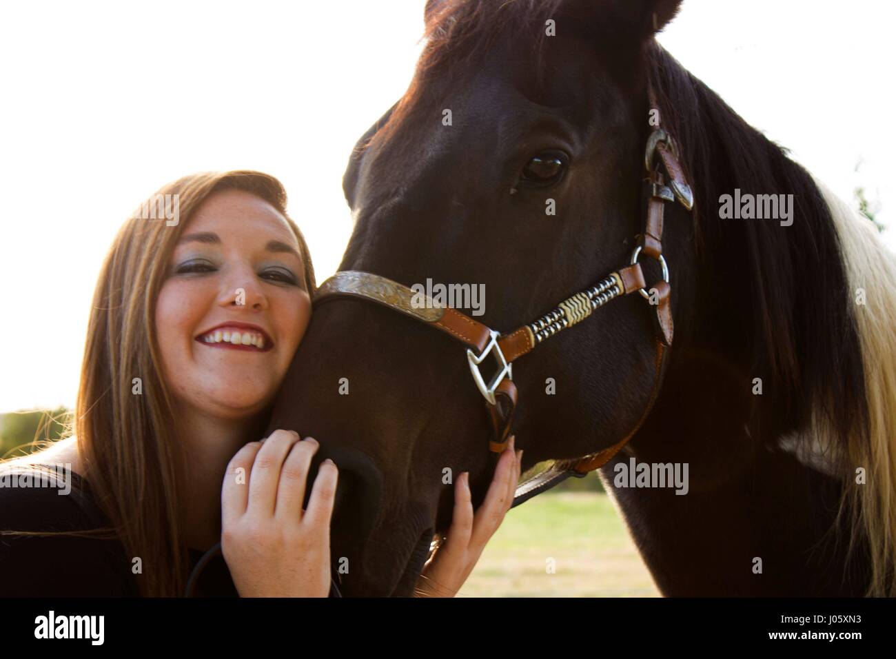 Mädchen lächelnd mit Pferd Stockfoto