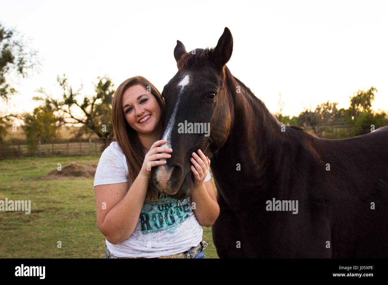 Mädchen kuscheln Pferd Stockfoto