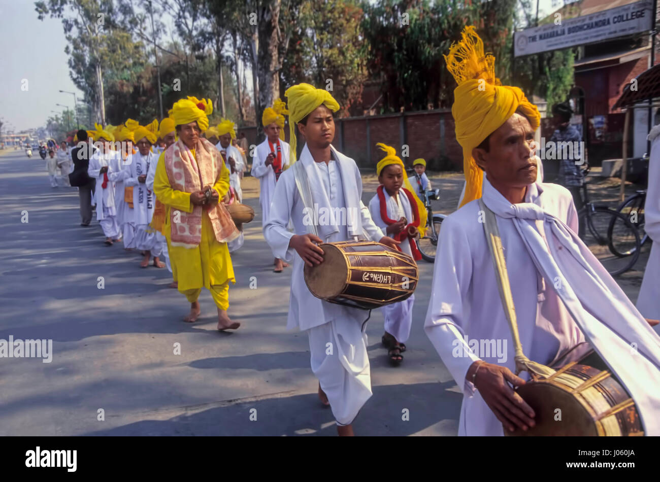 Männer spielen Musikinstrumente Trommel auf Straße, Kalkutta, West Bengalen, Indien, Asien Stockfoto