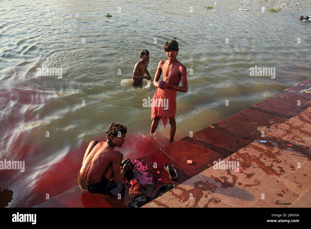 Menschen Baden am Ghat, Hooghly River, Westbengalen, Indien, Asien Stockfoto