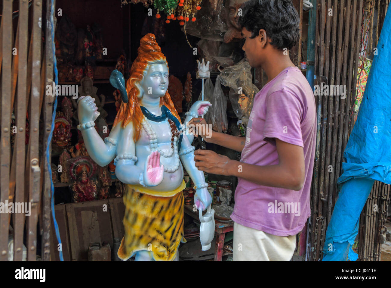 Mann Malerei Shiva Statue, Kumortuli Töpfer Lane, Kolkata, West Bengal, Indien, Asien Stockfoto