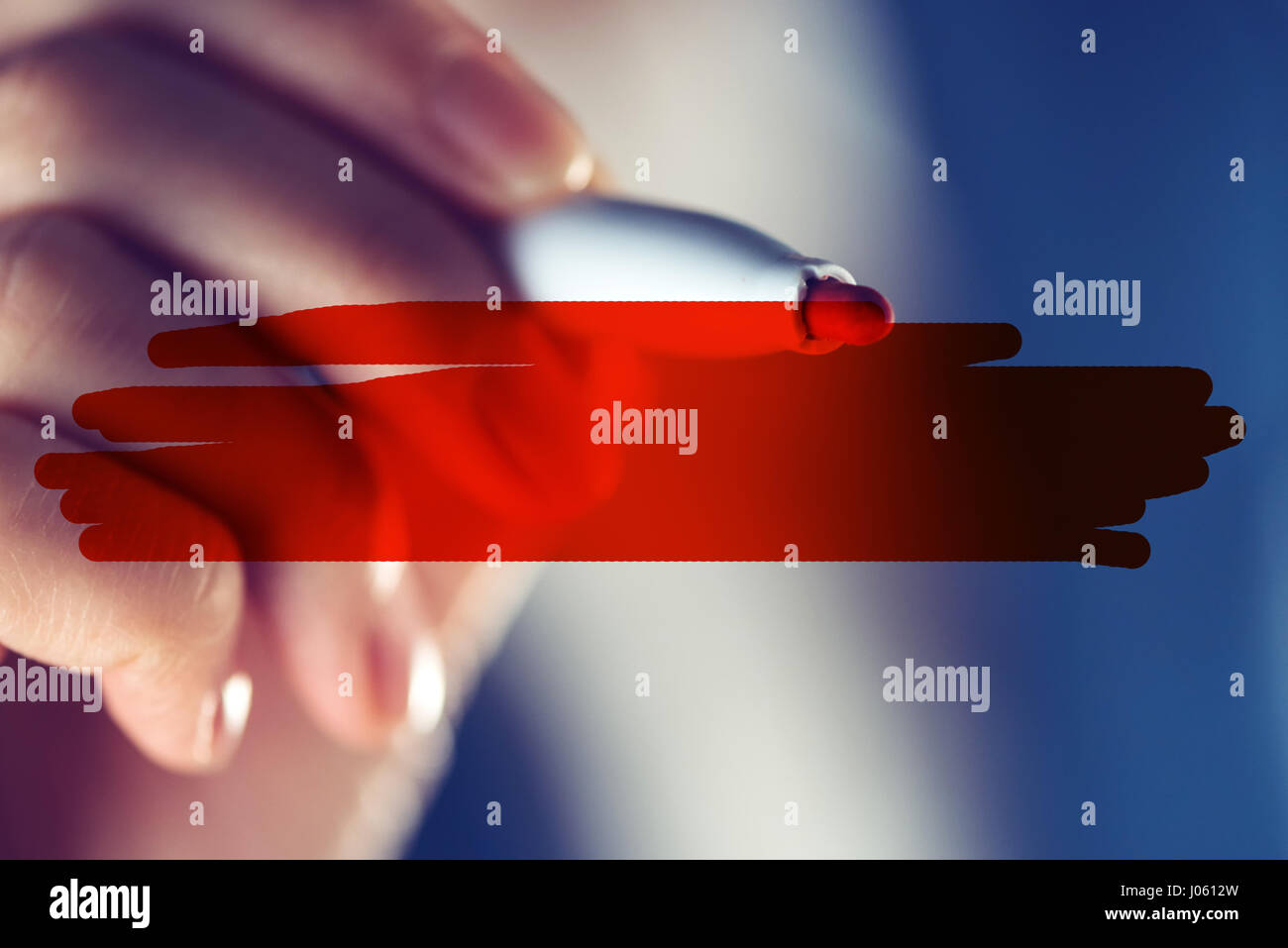 Rote Markierung in weiblicher Hand und markierten Bereich als Kopie Raum, Geschäfts- oder Lehre Konzept Stockfoto