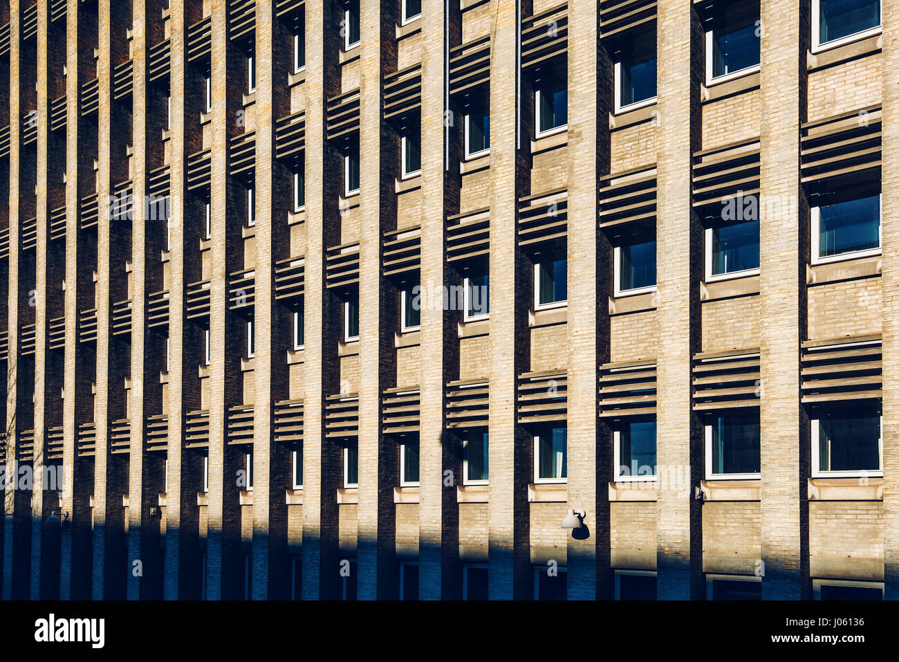 Fassade mit sich wiederholenden Muster von Fenstern und Backstein Spalten Stockfoto