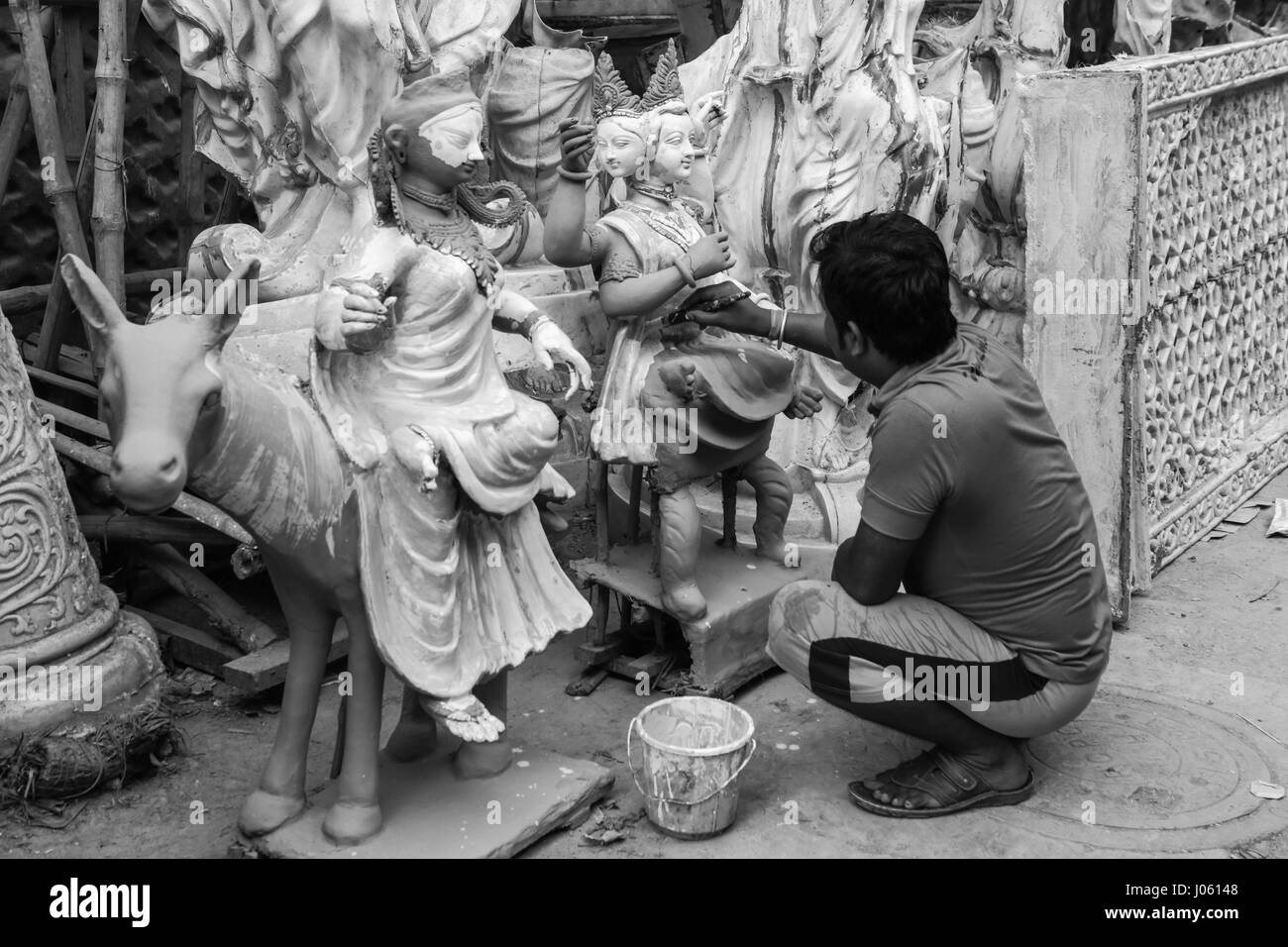 Mann, Lehmidole in Kumar tully Potter Lane, Kolkata, Westbengalen, Indien, Asien Stockfoto